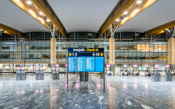 Angangshall på stor flyplass