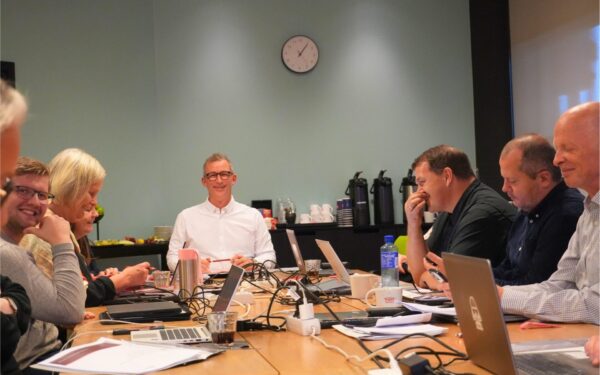 Forhandlingsdelegasjon rundt møtebord